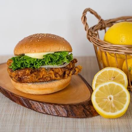 フレッシュネスバーガー レモンを添えたハンバーガー